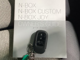 キーを持っているだけでドアハンドル横のボタンを押すとドアの施錠・開錠が行なえます。そのまま車内にキーがあればエンジンを掛けることも出来、とても便利です。