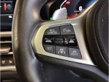 運転中にもオーディオの音量やFMの切り替えなどステアリングでの操作で切り替え可能なため、ステアリングから手を放す必要がない為、運転中でも操作が簡単でございます。
