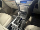 左右独立コントロールフルオートエアコンで車内はいつでも快適!シフトレバーはショートストロークで小気味良く操作出来ます!
