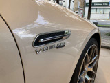 フロントフェンダーのV8ビターボと4MATIC+のバッジ。GT63Sのエンジンと駆動方式を伝えるディテールです。白い車体に添えられた文字が、側面にもAMGらしい表情を加えています。