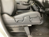 【前席】運転席にはシート高を調整できるハイトアジャスターが装備され、幅広いシートポジションの設定が可能になっております♪