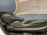 運転席の座面の高さ調整ができるシートリフターが付いてます