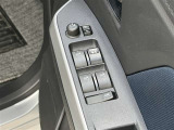 【パワーウィンドウ集中スイッチ】運転席のパワーウィンドスイッチ位置には運転以外の窓の開閉・ロック機能も付いています