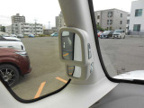 サイドアンダーミラー装備。停止時や発進前などに車両左側下部を確認するときに役立ちます。