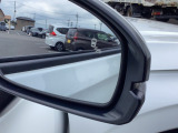 【ブラインドスポットインフォメン】走行中、自車の斜め後ろにクルマがいる時、その方向のドアミラーにマークが点灯します。さらに、車線変更などでその方向にウインカーを出すと、マークの点滅と警報音で注意を喚起