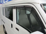 ■車との一体感がある精緻なプラスチックバイザーは雨の日でも車内の換気ができます♪