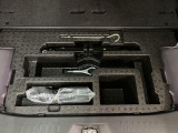荷室下部にジャッキ工具類とパンク修理キットを収納しております。