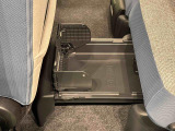 中敷きを立ち上げれば、倒れやすい荷物も安定して積める置きラクボックスが標準装備