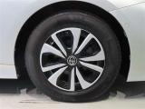 純正のアルミホイール装着車です。タイヤサイズは195/65R15です。