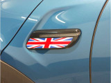 フロントタイヤより前の重量をなくし、車の運動性能を高めております。フロントタイヤから鼻先までが短いため、数値にてあらわれる「最小回転半径」より、小回りが利くことを実感いただけると思います。