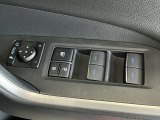 運転席のスイッチで全てのウィンドウの開閉操作を行うことができます。ロックボタンをONにしておくと、運転席以外のウィンドウは作動しないのでお子様を乗せているときなども安心ですね♪