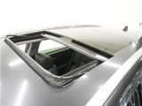 ◆サンルーフ装備車◆開放感あふれるガラスサンルーフを装備。快適なドライブをお楽しみいただけます。