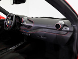 レッドリング・ダッシュボードベンチはインテリアに華やかなアクセントを加え、運転中も視覚的な高揚感を与えます。