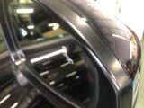 【ブラインドスポットインフォメーション】走行中に、斜め後ろの車を検知すると、ドアミラーのマーク点灯にてお知らせします。