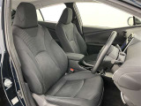 シックな色使いの運転席周りですね。すっきりとしたデザインで上品な色使いです。居心地の良い運転席、長く座ってられるリラックスできるデザインがいいですね。