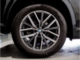 【BMWアロイホイル】軽量かつ強度に拘ったアロイホイル。走行性能ポテンシャルを引き出す設計。車の足元を引き締めてくれる大きなポイントはアロイホイルです。