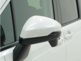 ◆ドアミラーウインカー◆ドアミラーにウインカーを装備しています。対向車に自身の進行方向を合図し安全に運転できます。