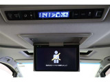 後席用モニターを装備しています。渋滞に巻き込まれた時やお迎えに行った時の待ち時間などに、これがあれば後席でも退屈することなく快適に過ごせます。後席から操作できるリヤエアコンもオートで快適です。