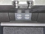 充電用USB付き。スマートフォンなどの充電に便利です。