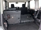 バックドアを上げた状態です。シートのアレンジ次第で荷室のスペースが変わります!用途に合わせて快適な室内を?