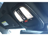運転席のルーフには室内照明だけでなくSOSの通報ボタンが装備されています 事故の際にはワンプッシュでレスキューと通話が可能です