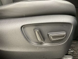 運転する時はドライビングポジションが気になりますよね。パワーシートで座席位置の微調整もしっかりできます。高級感がある装備としても人気があります。