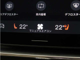 フロントシートには、シートヒーター&シートエアコンに加え、ステアリングホイール・ヒーターも装備。厳寒の地、北欧スウェーデン発祥のブランドならではのアイテムです。シートヒーターは後席にも装備しています。