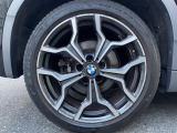 BMWならではの卓越した走りを支えるホイールと足回りです!日本車の走りに慣れている方にもぜひ体感して頂きたいほど、高いレベルでまとまっています!純正19インチアルミホイール。