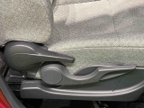 運転席の座面の高さ調整ができるシートリフターが付いてます
