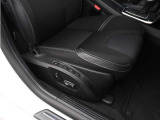 運転席には8ウェイパワーシートを装備しています。体圧を分散させるランバーサポートも備えられているため、ロングドライブでも快適に過ごすことができます。