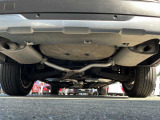 車体リヤ側から見た下回りです。マフラー接合部等に若干の錆びは見受けられますが、比較的きれいな状態です。オプションで、下回りの防錆塗装/マフラーの防錆耐熱塗装も承る事が出来ますので、ご相談ください!