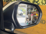 【ブラインドスポットモニター】走行中、ドアミラーの死角になりやすい箇所に後続車が接近するとサイドミラーのレンズに警告を表示!ドライバーに注意喚起をしてくれます。