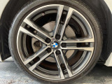 BMWならではの卓越した走りを支えるホイールと足回りです!日本車の走りに慣れている方にもぜひ体感して頂きたいほど、高いレベルでまとまっています!