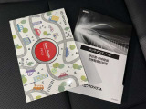 メンテナンスノート、取扱説明書ですね。 車の情報が凝縮されています。 車の整備記録が記載されている大事な物ですよ。