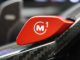 【M1スイッチ】エンジン、サスペンション、ステアリングなどの設定を自分好みに記憶させ、ワンプッシュで呼び出せる専用ボタンです。