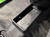 ティッシュ箱もぴったり収まるセンターフロアトレイ