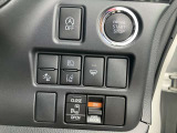 エンジンスタートはボタンを押すだけ!運転席にて左側電動スライドドアの開閉操作が出来ます!便利な機能です!