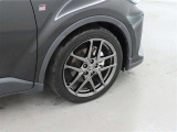 装着タイヤサイズは、225/45R19です。純正アルミホイールを装着しております。
