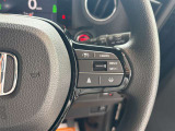【クルーズコントロール】アクセル操作なしで一定速度を保つ機能。先行車との距離を自動調整する追従型が主流で、高速走行時の疲労を劇的に軽減します。長距離移動が多いお客様への商談では必須の快適装備です。