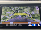 後方確認をサポートするモニター画面。安全確認を補助し、事故を未然に防ぎます。