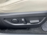 運転席パワーシートで、ドライビングポジションメモリー機能付きです。