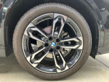 BMW純正アルミホイールです。納車時にはアルミホイールコーティングも承っております!是非ご検討下さいませ。