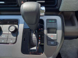 ハンドルに近い位置で運転席からも見やすく操作しやすいインパネシフト。パッと見ただけで、どのギアに入っているのかが判断しやすいところもイイですね!