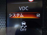 【横滑り防止】ハンドル操作や滑りやすい路面を走行中、横滑りを感知すると自動的に車両の進行を保つよう制御!