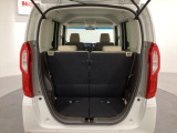 開口部も広く荷物の積み下ろしもしやすいお車となっております。シートの背もたれは5:5の割合で背もたれを可倒でき、前後のシートスライドもできるので荷室をひろげることができます。