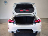 ☆BMWは大きな荷物を積む際、トランクから後席を倒していただくことが可能です。なのでわざわざ後席のドアを開けて後席を倒しに行く必要は御座いません☆