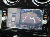 【アラウンドビューモニター&バックモニター】クルマを真上から見下ろしているかのような映像が表示され、周囲の状況がひと目で把握できるので、安心してスマートに駐車できます。駐車が苦手な方にオススメです!