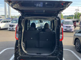 バックドアは大きく開きます。定員乗車時でも十分広いラゲッジスペースを確保しています
