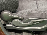 運転者の体格に合わせて運転席の座面の高さ調整ができるシートリフターが付いてます