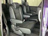ホンダ車の低床ボディは、チャイルドシートへのお子さまの乗降や荷物の積載もスムーズ。後席にも左右分離式のアームレストがついております。ゆっくりおくつろぎいただけます。